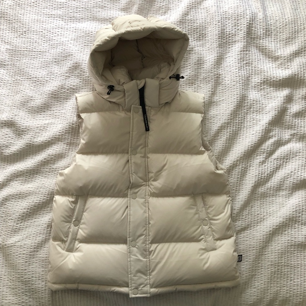 **SOLD** Aritzia Super Puff Vest NWT (Large)